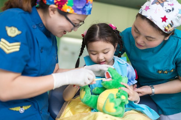 极橙医护人员为孩子讲解刷牙知识
