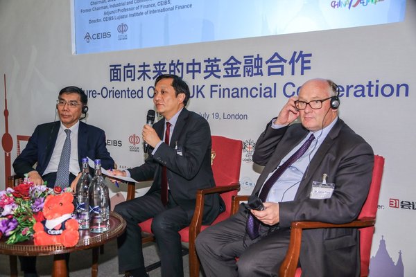 Prof. Jianqing JIANG, Chairman, SINO-CEEF Capital Management Company, and Sir Douglas Flint, UK Government’s Special Envoy to the Belt & Road Initiative engage in a high-end dialogue moderated by CEIBS Dean Ding Yuan during a July 19 forum in London.