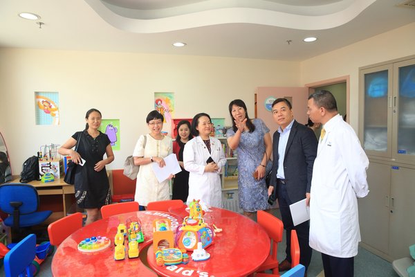 领导嘉宾参观设在上海儿童医学中心内病区内的麦当劳叔叔爱心活动室