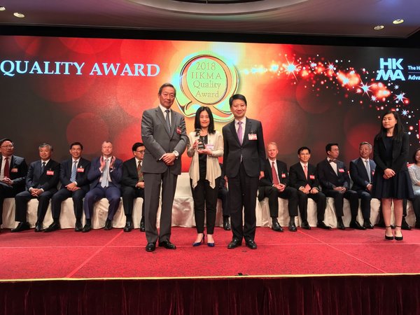 Dr. Simon Ip (Left), and Dr. Y K Pang, Deputy Chairman of HKMA (Right) present the 2018 HKMA Quality Award – Special Award for Small and Medium Enterprises to Ms. Josephine Lam, General Manager of New World Facilities Management Company Limited (Middle).