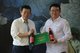 孔子学院总部副总干事、国家汉办副主任马箭飞（左）向柬埔寨孔子学院汉语教师志愿者代表赠送李锦记酱料产品