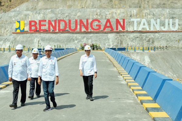 President Joko Widodo during site inspection of Tanju dam - accompanied by the Minister of Public Works and Housing, Basuki Hadimuljono; the Governor of West Nusa Tenggara province, Tuan Guru Bajang; and the Regent of Dompu, Bambang M. Yasin.