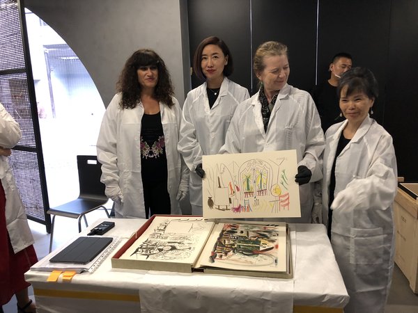 马德里毕加索博物馆馆长卡门·苏珊娜·杜郎·嘉尔西亚女士展示《加州工作室绘本1954》