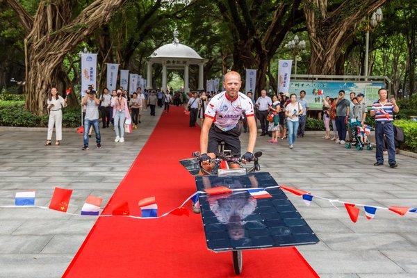 比利时选手Raf Hulle向比赛终点加速冲刺，成为2018太阳之旅冠军