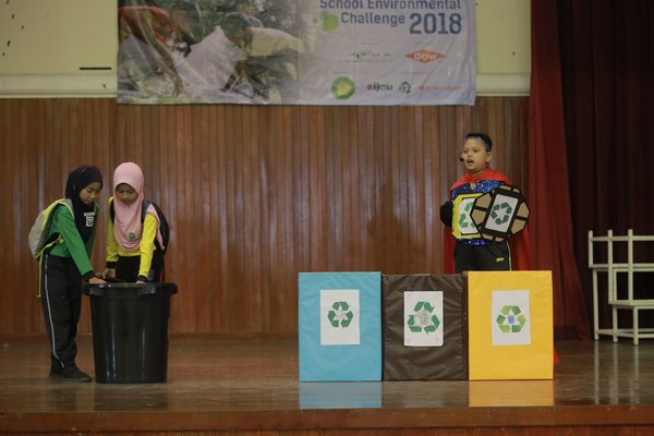 The first runner up of the MPMA - Dow School Environment Challenge 2018 Sketch Performance Competition from SK Tehel, Bemban, Melaka - 'Recycle Hero' saving the Earth by educating students to throw recyclables into the right bin.