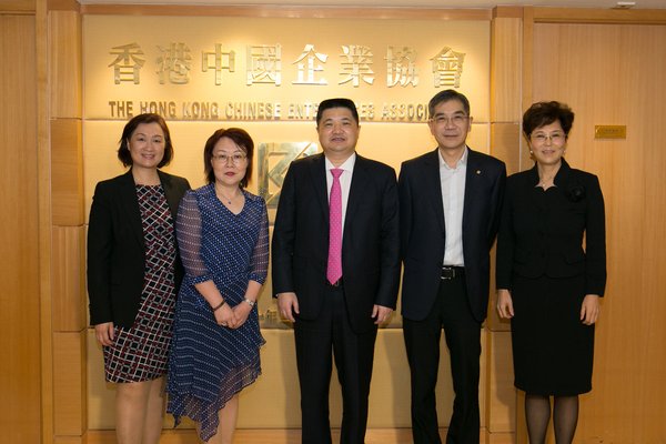 A group photo of Mr. Huang and Hong Kong Chinese Enterprises Association