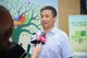 深圳市儿童医院康复科主任曹建国正在接受媒体采访