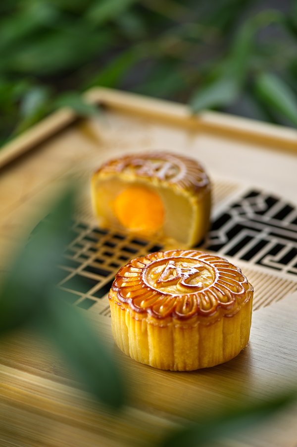 Hyatt Regency Beijing Wangjing creates a delightful festival reunion for you and your family with its deluxe mooncake gift box <Zhu Yue>.  All mooncakes are presented in carefully crafted box made out of bamboo. The exquisite pattern shows a beautiful picture of “a view from the window with moon and bamboo” which represents the traditional oriental aesthetic, making it an elegant present for friends and relatives this festive season.