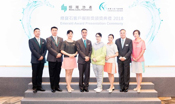 Winners of the Emerald Award 2018 (from left): Mr. Zhang Wei from Forum 66 in Shenyang; Mr. Li Yong and Ms. Lv Ruiyu from Palace 66 in Shenyang; Mr. Zhu Li from Grand Gateway 66 in Shanghai; Ms. Yanson Lui from Kornhill Recreation Club in Hong Kong; Ms. Winnie Wong from Standard Chartered Bank Building in Hong Kong; Mr. Zhu Jianxin and Ms. Ying Min from Plaza 66 in Shanghai attend the award presentation ceremony and share their insights into customer service with other guests.