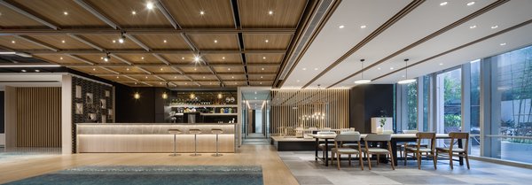 “亚洲花园”主题的办公空间配有 Lounge Bar，提供手调现磨咖啡及鸡尾酒