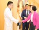 香港食物及卫生局局长陈肇始女士（右）与保柏广州医疗中心医生握手交谈