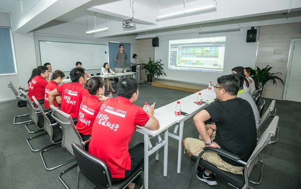 别样红质量万里行团队与格子微酒店集团管理层和前台员工交流