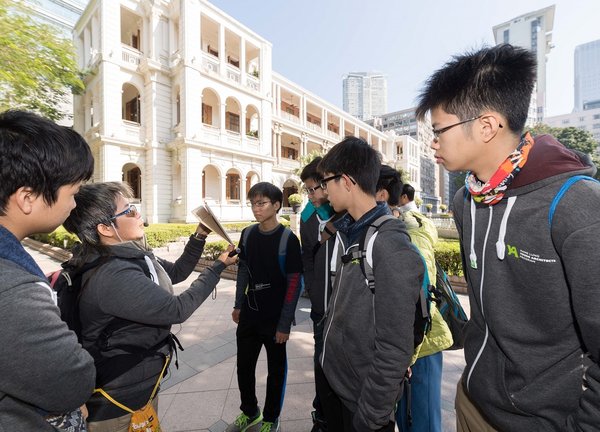 A series of guided tours were offered to students to learn more about the relationship between architecture and the community as a part of the Hang Lung Young Architects Program.
