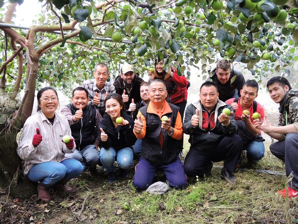Previous Happy Farmer event highlight: International and local visitors learned about and enjoyed fruit picking