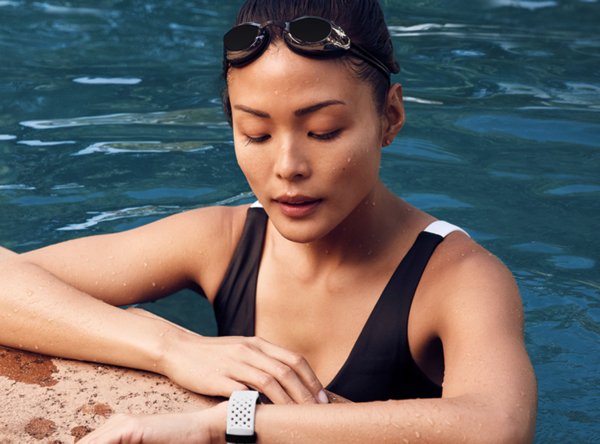 Fitbit Charge 3 | Charge 3采用先进的防水设计，配备触摸屏显示器，15种以上的运动模式，基本的智能功能，让您可与最重要的人保持联系，最长可达7天的电池续航时间，以及Fitbit最先进的感应器和算法技术。