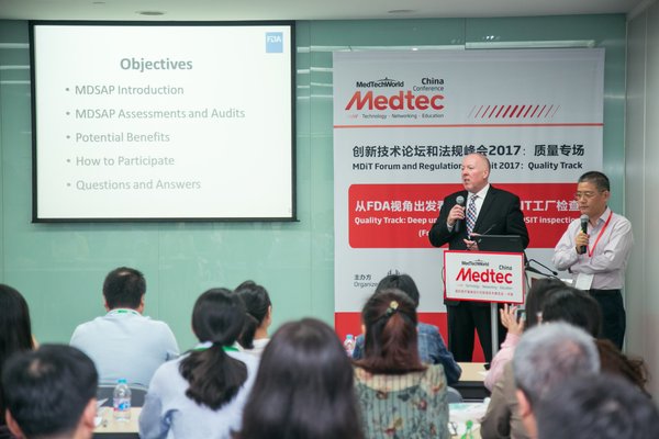 萨顿先生（左）与虞则立老师（右）在2017Medtec会议现场