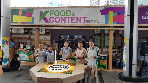 Ceremony of Bibimbap making on K Food & Content Festival. Left - Right : Mugunghwa CEO Kim Jongheun, aT center Director Nam Taekhong, KCC Director Chun Youngpyung, KOCCA Director Greg Namgol Kim, Korea Food Assosiation Chairman Jeong Jaeik