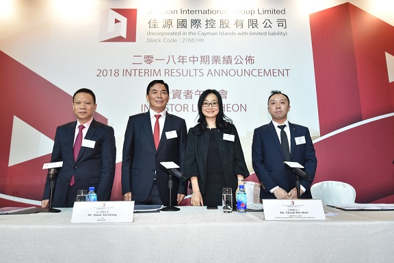 Mr. Shum Tin Ching, Chairman of Jiayuan International (2nd from left), Mr. Huang Fuqing, Vice Chairman & Executive Director (1st from left), Ms. Cheuk Hiu Nam, Chief Executive Officer & Executive Director (2nd from right), Mr. Wong Kwan Long (1st from right), Financial Director, management of Jiayuan International Group Limited attended the interim results presentation.