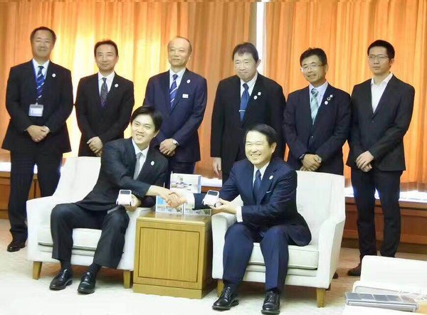 大阪商工會議所尾崎裕會長、大阪市長吉村洋文以及Makeblock亞太區負責人出席此次捐贈儀式。