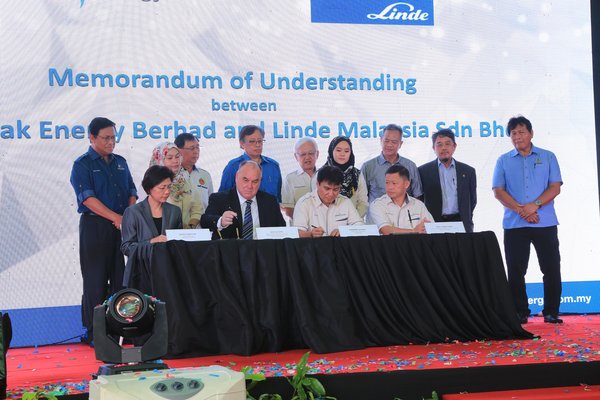 Clean fuel alternatives for Malaysia’s automotive industry in the works. (Seated second from left) Linde South Asia & ASEAN Regional Managing Director, Rob Hughes and (seated, third from left) Sarawak Energy Berhad (SEB) Group Chief Executive Office, Sharbini Suhaili, during the signing of the Memorandum of Understanding between Linde and SEB to explore the potential of hydrogen.