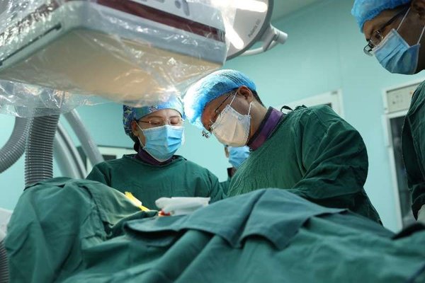 江苏省人民医院单其俊教授正在手术中