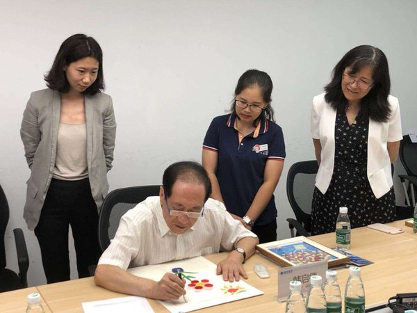 调研结束后，韩启德院士在一幅孤独症小朋友的手工作品上留下了祝福，表达了对孤独症康复事业的美好祝愿，希望北大医疗脑健康与北大六院共同为孤独症儿童康复事业做出更多的贡献。