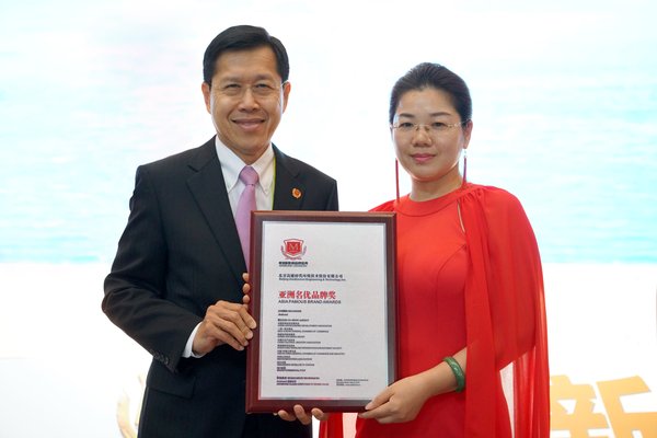 泰国前副总理王鹏狄（左）与高能环境品牌负责人邓灵燕（右）合影