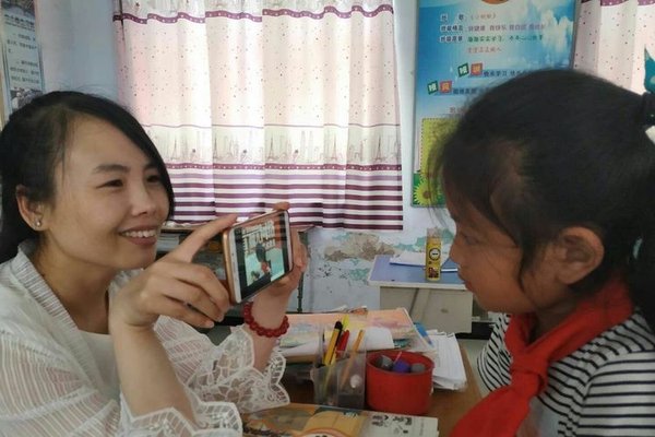河南三门峡市陕州区城村小学高淑娟老师用手机给学生打开网络课堂