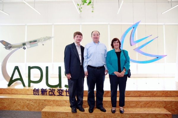 右起：Jennifer Widom，斯坦福大学工程学院院长；李涛，APUS创始人兼CEO；Frank Scioscia，斯坦福大学工程学院战略合作部负责人