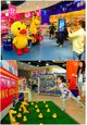 小朋友们在玩具反斗城店内与杰菲、小黄鸭人偶互动