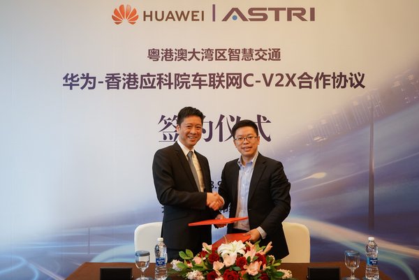 應科院首席科技總監楊美基博士與華為技術有限公司LTE產品線總裁兼C-V2X解決方案總裁熊偉先生簽署合約。