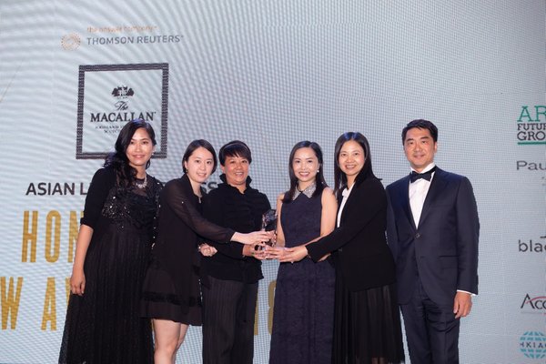 於第17屆2018年亞洲法律雜誌香港法律獎上，恒隆地產董事 - 總法律顧問及公司秘書甄嘉雯女士（左三）及公司的法務團隊接受「年度最佳公司律師團隊 -- 建造及房地產」殊榮。