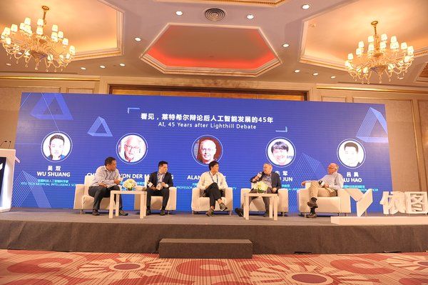 Wu Shuang, Lu Hao, Zhu Jun, Alan I. Yuille and Christoph Von Der Malsburg share ideas during the panel discussion at YITU's forum, Sept 18.