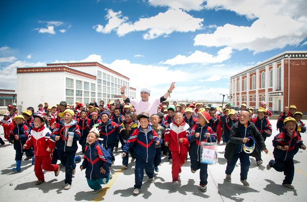 李厚霖先生爱心西藏行与西藏的孩子们