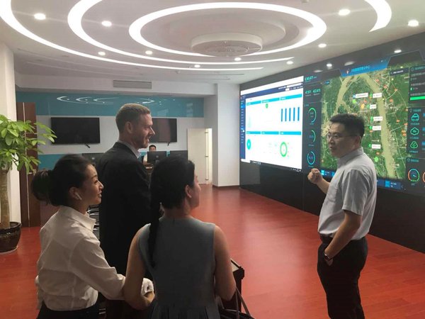 Mr. Kong Xiangzhao, general manager of Dahang Microgrid, introduced its existing solar projects and operation status at the Intelligence O&M management center.