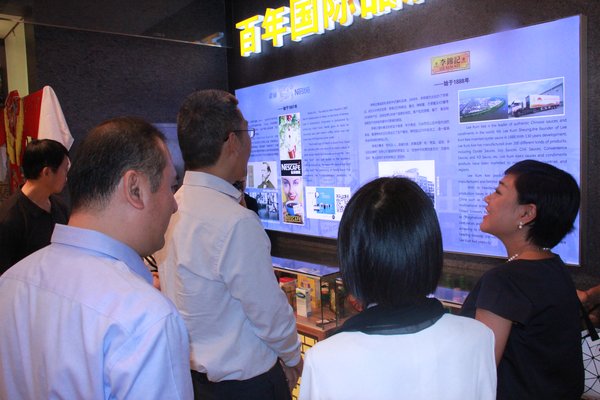李锦记中国企业事务总监陈姝向北京市相关领导介绍李锦记的品牌历史和经典产品