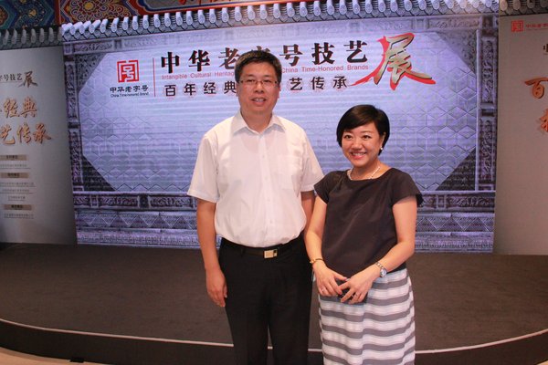 北京市东城区副区长葛俊凯（左）向陈姝表示非常欢迎李锦记参加本次中华老字号技艺展