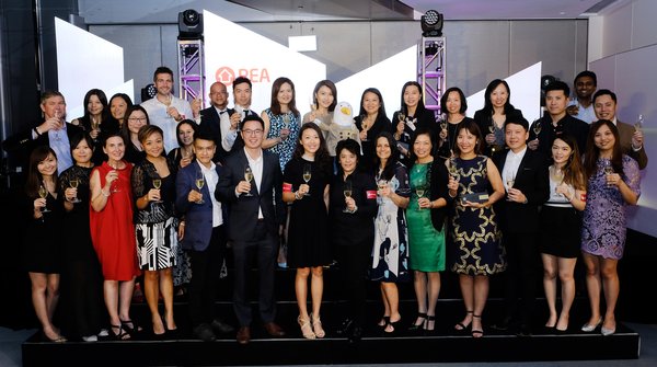 Ms. Kerry WONG, CEO, Greater China Region, REA Group together with Ms. Amanda CHASE, General Manager, Marketing & Brand (REA Asia) and Kay KAM, Community Director of WeWork HK, joined hands to congratulate all the winners.