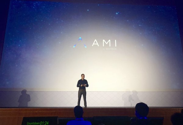 涂鉴彧Jason Tu，妙盈科技创始人兼CEO，在Google Demo Day的舞台上发表演讲