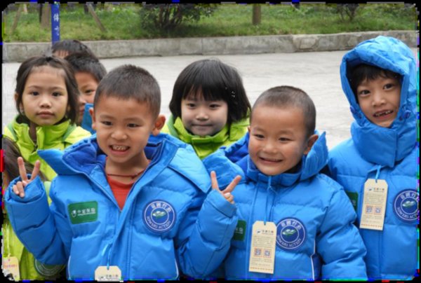 云南山区的孩子们身穿中宏保险定制冬衣