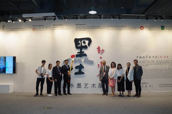 民政事务局副局长陈积志先生亲临香港水墨艺术展--“全球水墨画大展–动-水墨”展区，与一众制作水墨动画的香港学生交流。