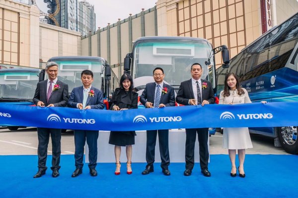 Guests cut the tape to anounce the utilization of Yutong electronic bus in Macao