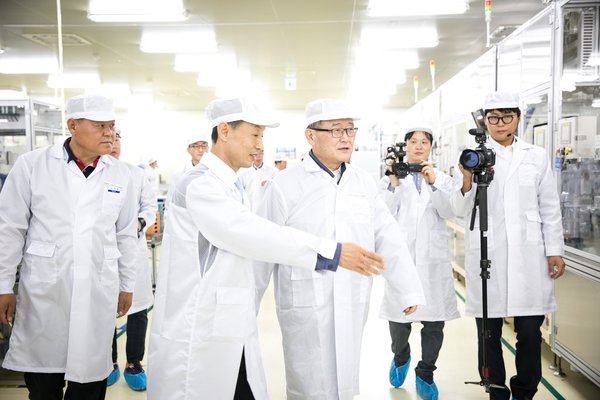 万都董事长郑梦元（左起第三）视察平泽制动业务总部下属制动器二厂的MGH-100生产线。