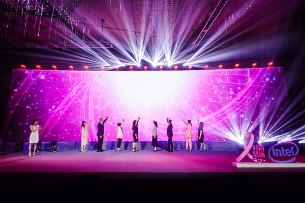 英特尔与各界代表共同为粉红丝带活动举行亮灯仪式
