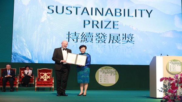 林郑月娥女士向汉斯-约瑟夫．费尔先生颁发“持续发展奖”。