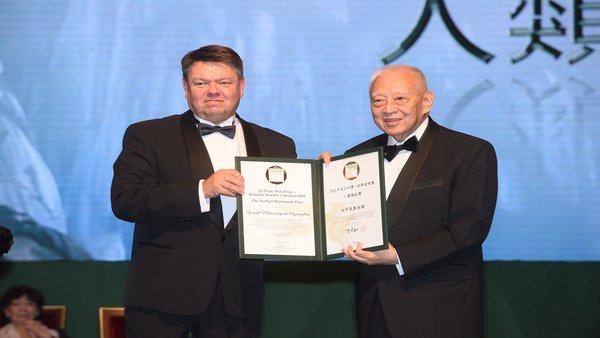 董建華先生向世界氣象組織秘書長佩特里.塔拉斯教授頒「人類福祉獎」。