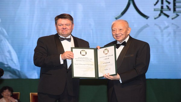 Mr. Tung Chee-hwa presents the Welfare Betterment Prize to Prof. Petteri Taalas, Secretary-General of the World Meteorological Organization.