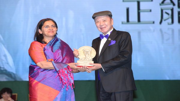 Dr. Lui Che Woo presents the Positive Energy Prize to Dr. Rukmini Banerji, CEO of Pratham Education Foundation.