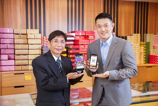 Wu-Shung Yan, Executive Vice President, Taiwan Cooperative Bank and Eric Wang, Visa’s Head of Product for Taiwan, demonstrating Taiwan’s first QR Code payment by an international payment network following EMV Specifications.