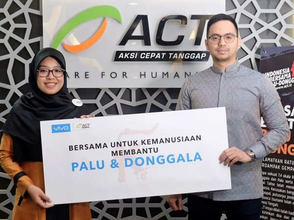 Fachryansyah Farandy, General Manager for Digital and Partnership of PT Vivo Mobile Indonesia, symbolically hand over the donation to Rini Maryani, Vice President of Aksi Cepat Tanggap (ACT)